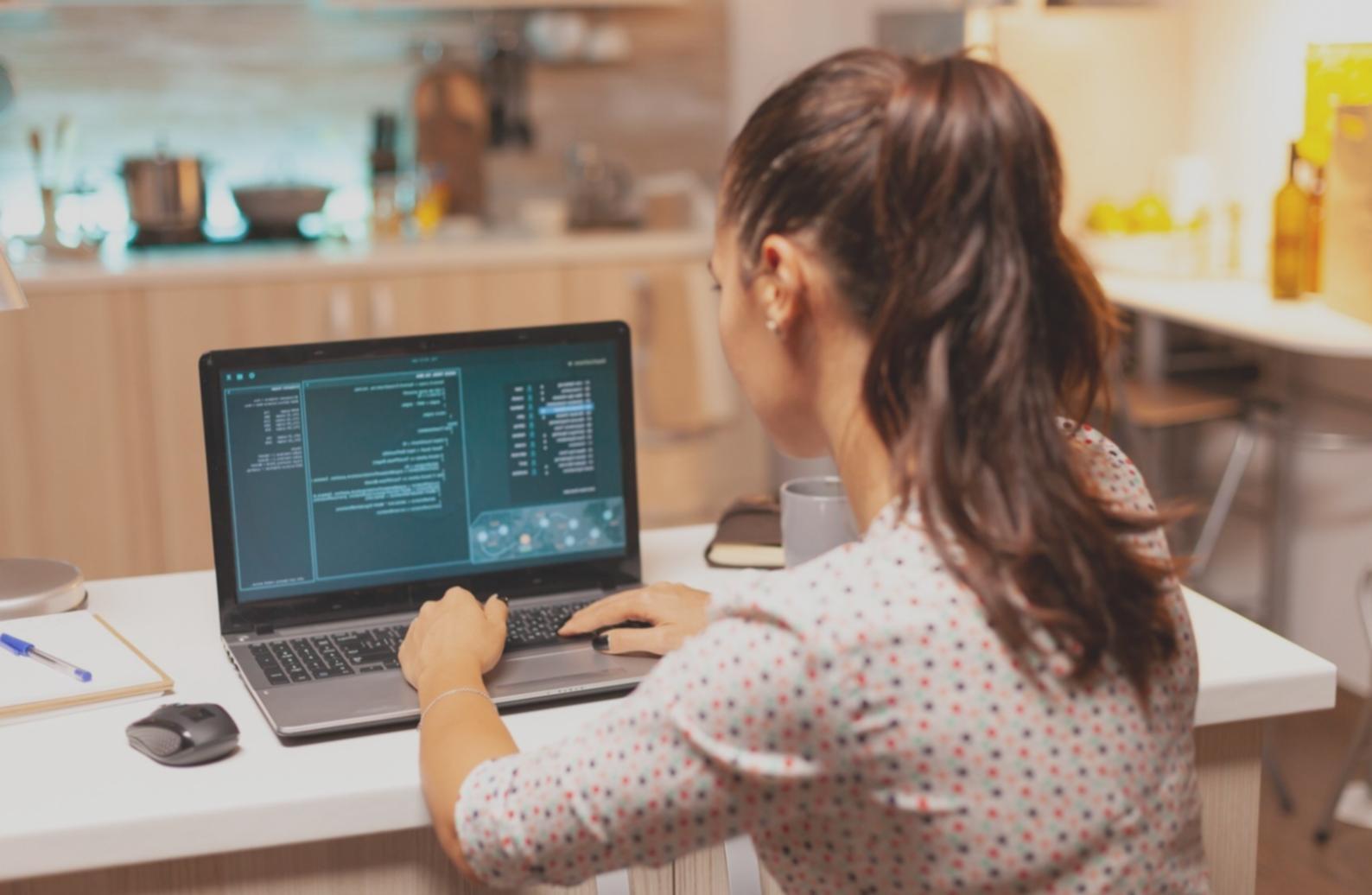 Studenti che lavorano su progetti di sviluppo mobile