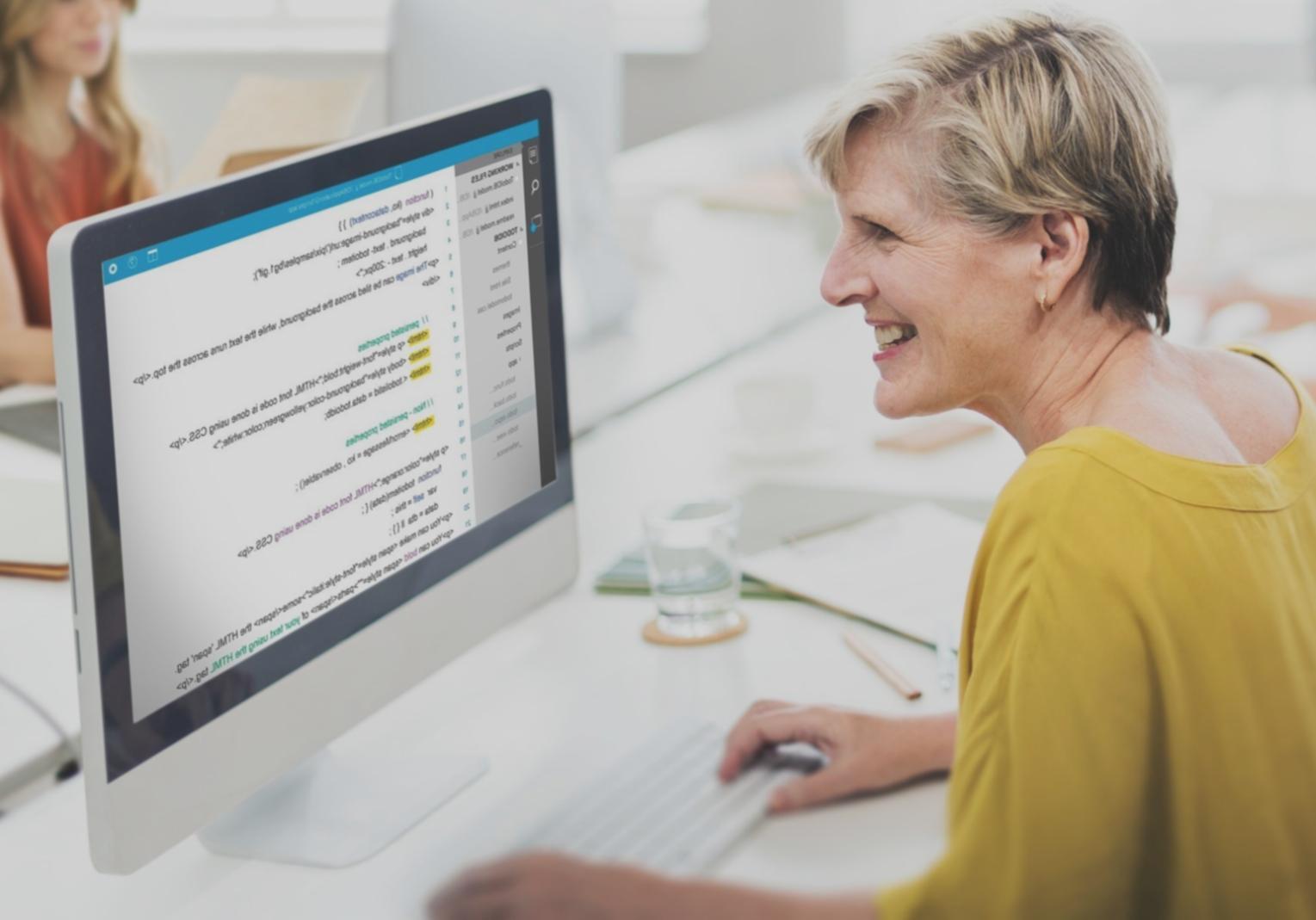 Team di sviluppatori mobile in sessione di brainstorming