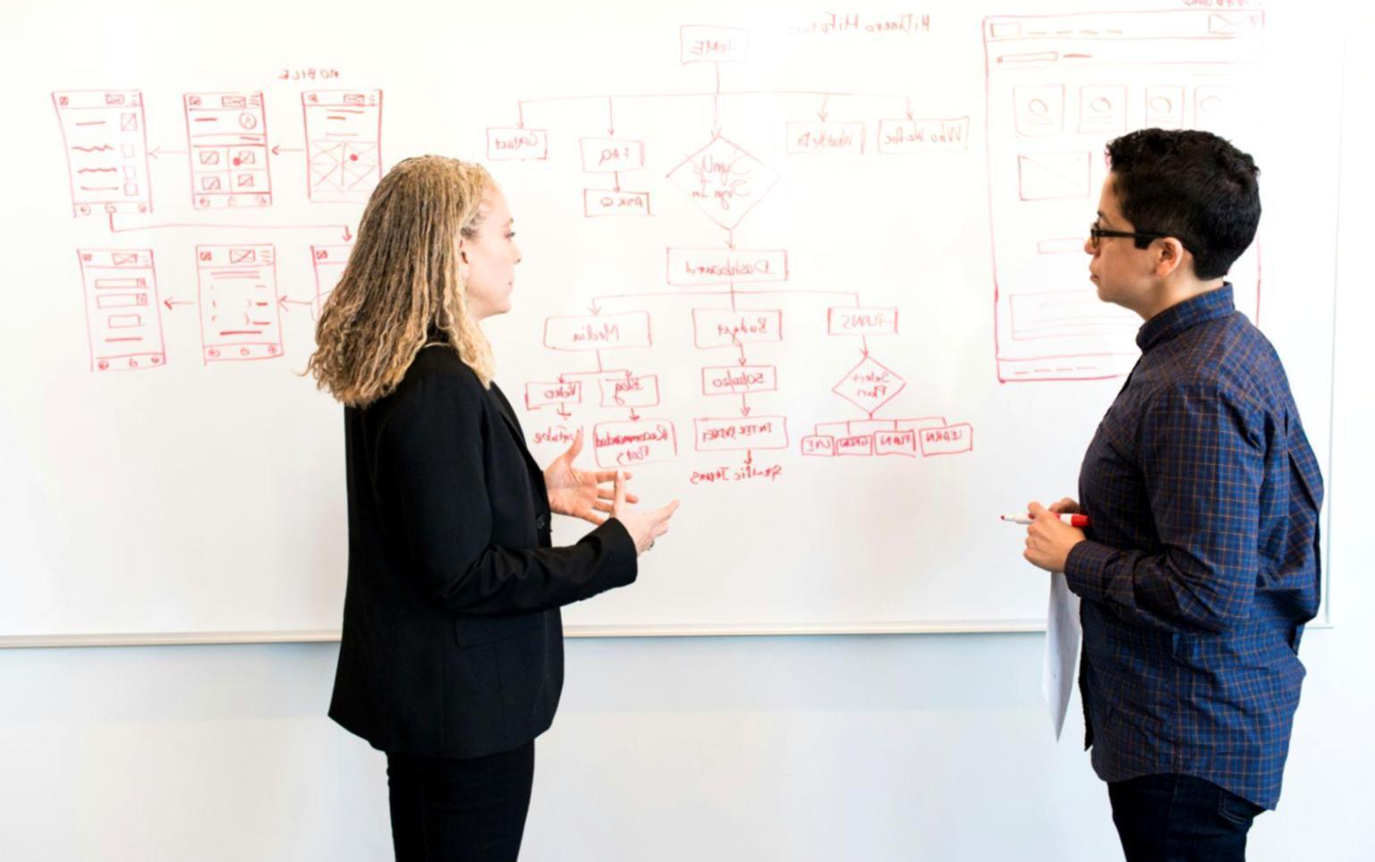 Sviluppatore che lavora su codice per applicazioni mobile